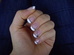 french blanche soulignee de noir irise.JPG